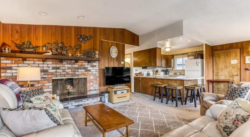 Spacious House with Entertainment Options & Very Close Beach Access - Image 1