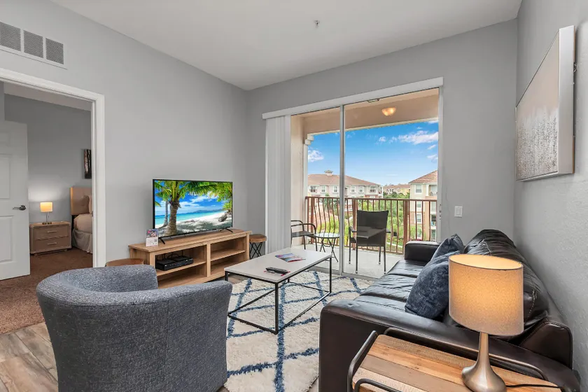Newly Remodeled Lakeview Penthouse, Near Conv. Ctr - Image 1