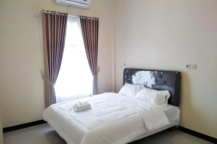 Artayya Puri Homestay near Terminal Purabaya Madiun Mitra RedDoorz - Image 1