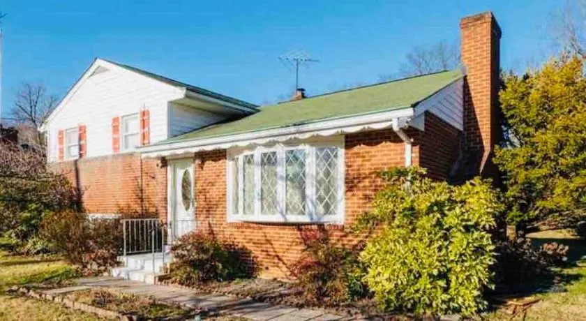 Newly renovated charming home with parking - Image 1