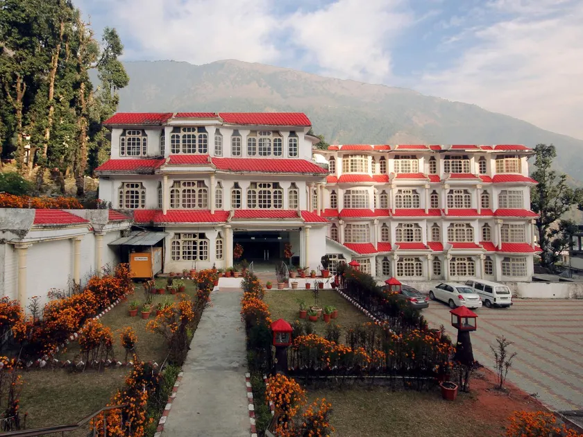 Royal Palace Resort Bhagsunag - Family & Couple Friendly Hotel in McLeod Ganj #RoyalPalaceResortBhagsunag #RoyalPalaceResort #BhagsunagHotel #HotelInMcLeodGanj #FamilyFriendlyHotel #CoupleFriendlyHotel #HotelNearBhagsuWaterfall #DharamshalaHotels #Himacha - Image 1