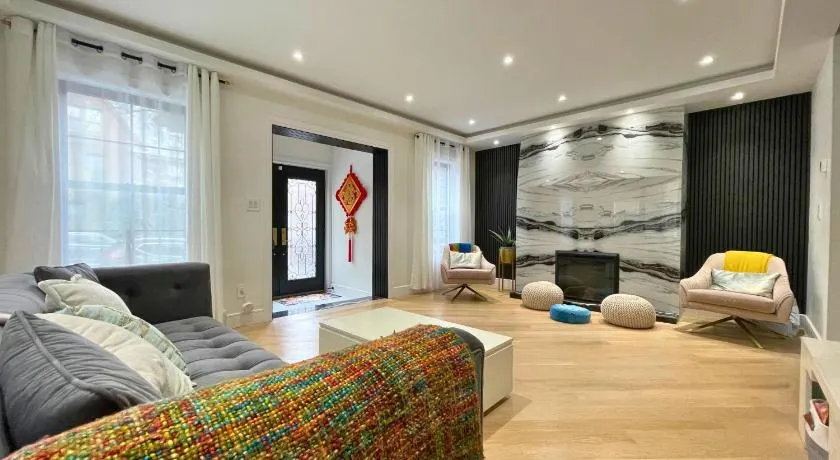 Great location with parking, 10 min to LGA & subway - Image 1