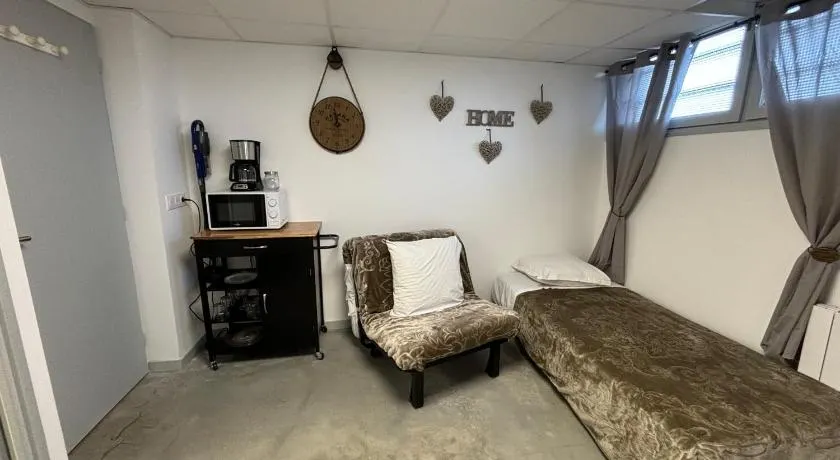 Studio, quiet and secure in ZA - Image 1