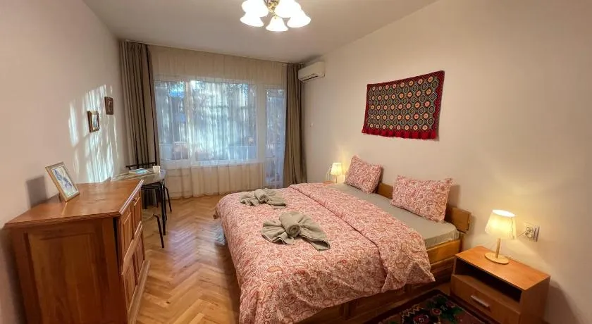 Glasgow 2BDR peaceful Apt 1 min from Metro w WiFi - Image 1