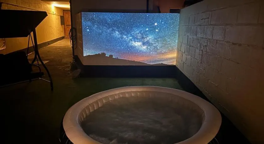 Hidden Gem with Hot Tub, Cinema and Secure Parking - Image 1