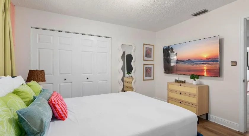 Tropical pop art getaway w Pool & Game Room - Image 1