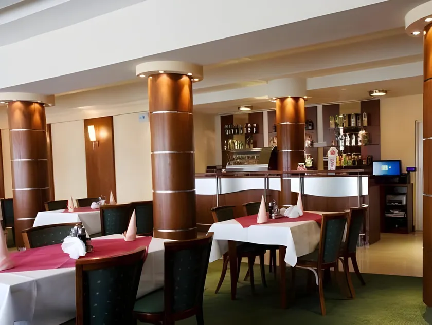 Hotel Pod Dębem - Image 1