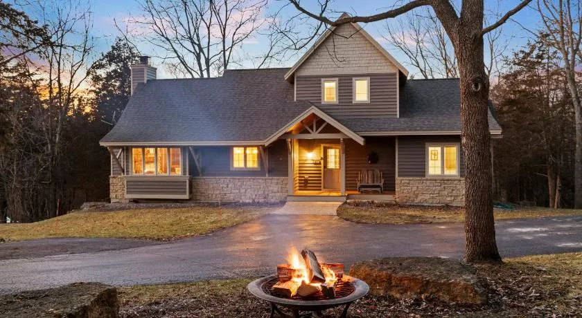 The Lodge, 'North Woods' style, boutique Galena Getaway! - Image 1