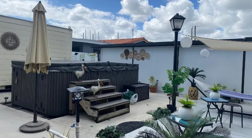 Tiny place w private hot jacuzzi 7 min to Miami international airport - Image 1