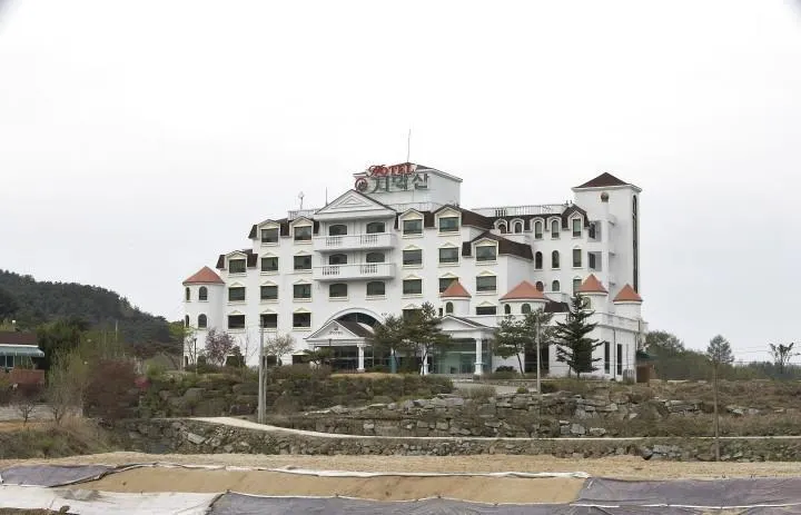 Chiaksan Hotel - Image 1