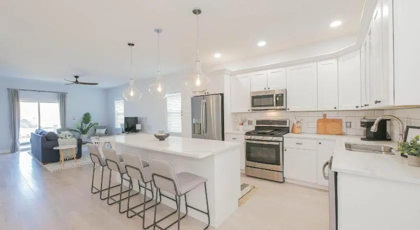 2 Blocks to Beach | Ventnor City | Multi- Level Decks | Pet Friendly - Image 1