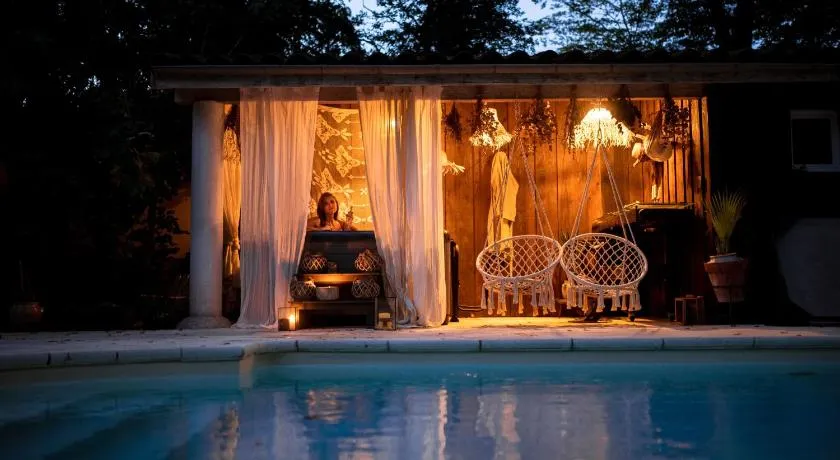 Chambre d'hôte de charme piscine et jacuzzi privatisable, manoir, 1h Lyon - Image 1
