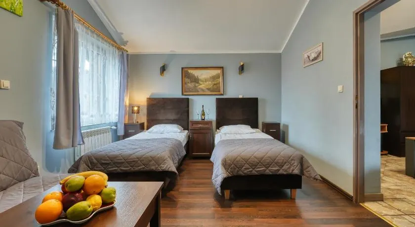 Zajazd Karłów Restauracja & Pokoje Gościnne - Image 1