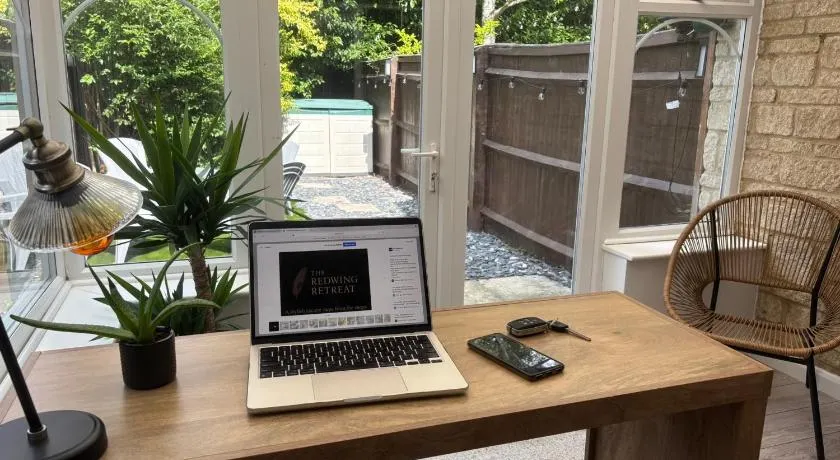Redwing Retreat - Luxury 2 Bed House - Sleeps 6 - Short Walk to Bicester Village Shops, Train Station and Town Centre with Garden and Driveway Parking - Image 1
