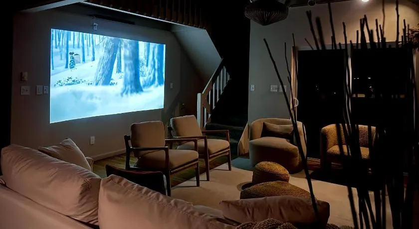 Poconos Modern Chalet I Hot Tub I Home Theater I Fenced Yard I Pet Friendly - Image 1