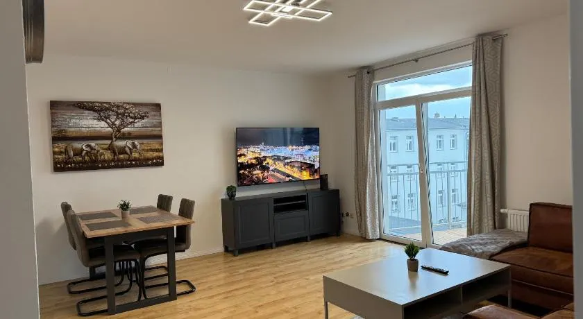 Große Wohnung mit XXl-Balkon in Schwerin Mitte - Image 1