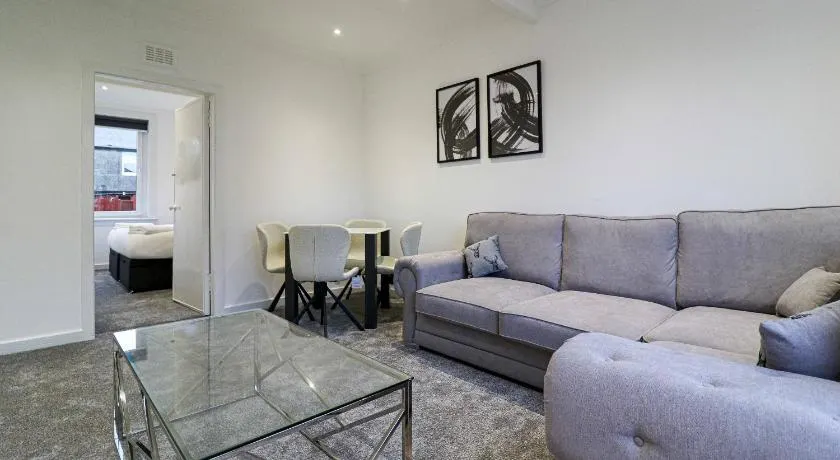 Serviced Apartment near Prestwick Airport with Private Parking - Long Stays Available - Image 1