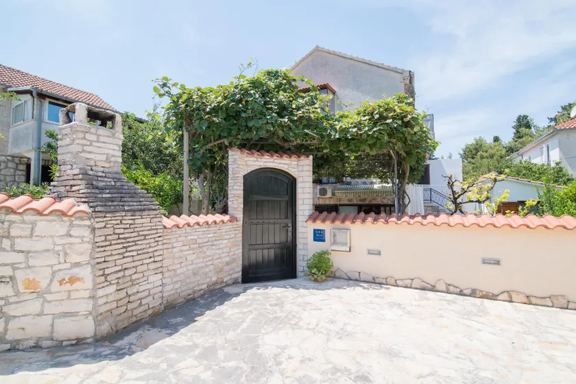 Appartamento con barbecue e giardino | Vista sul giardino - Image 1