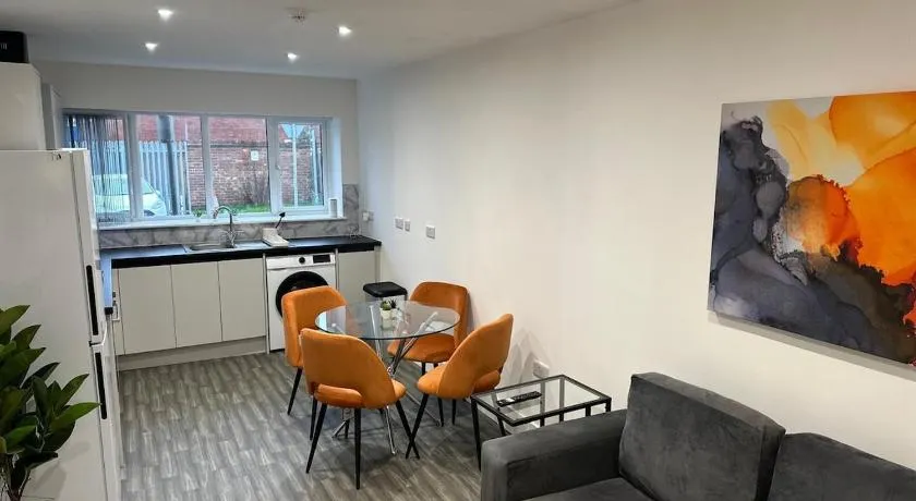 Spacious 2-Bed Flat with Free Parking Near Nottingham! - Image 1