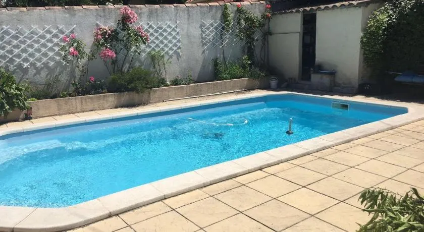 Maison avec piscine en ville - Image 1