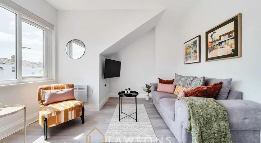 Cosy 2-Bed 1-Bath, Free Parking, Walk to Seafront - Image 1