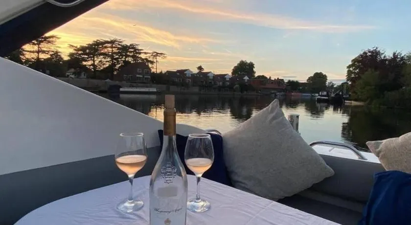 Romantic 3Beds Yacht Escape on Thames - Image 1