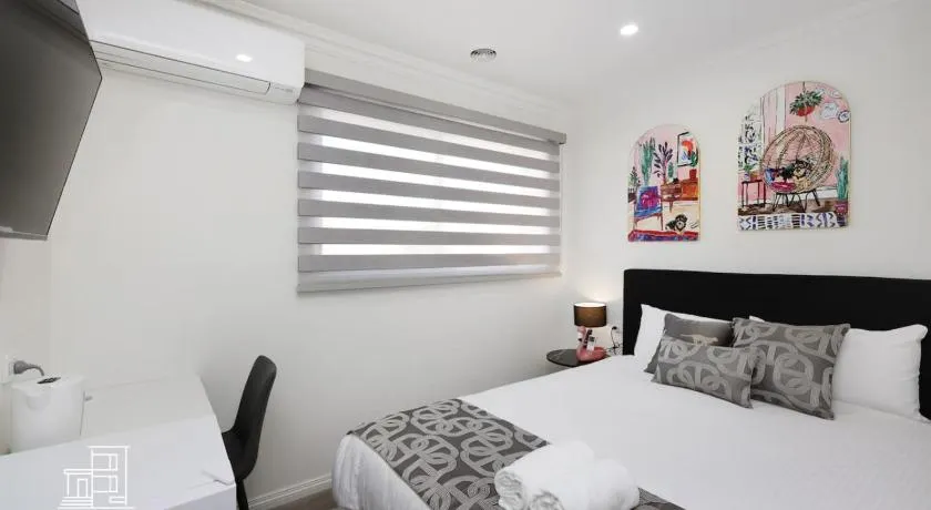 209 Stylish Queen BR with Fast WiFi - Brunswick East - 30 Percent OFF - Image 1