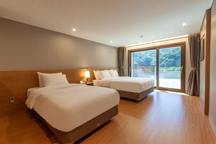 Petro Hotel - Image 1