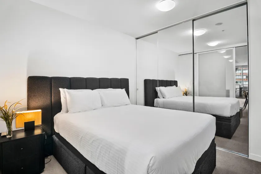 Modern 1 Bed Apartment with City Views - Image 1