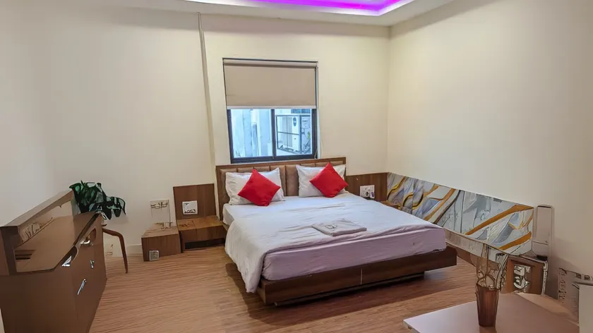 Hotel O VR INN Makar Pura Railway station - Image 1
