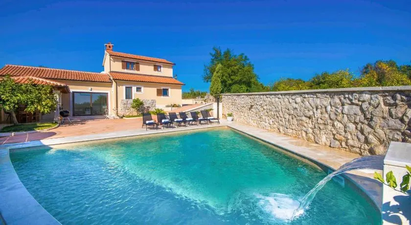 Gorgeous Pool Villa with a fenced garden - Image 1