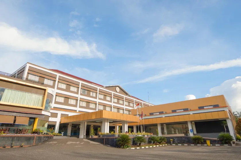 Sutan Raja Hotel & Convention Centre Kotamobagu - Image 1
