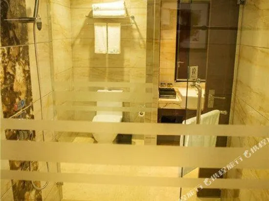 Boss Hotel - Image 1