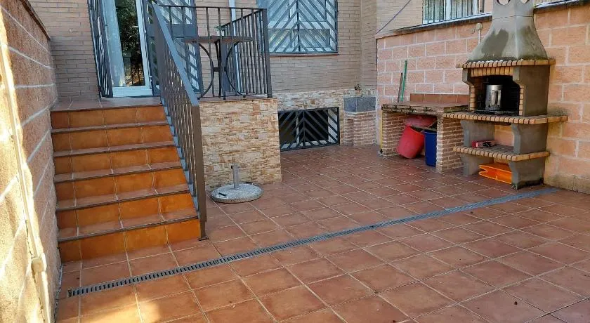CHALET AMPLIO y LUMINOSO CON PATIO - Image 1