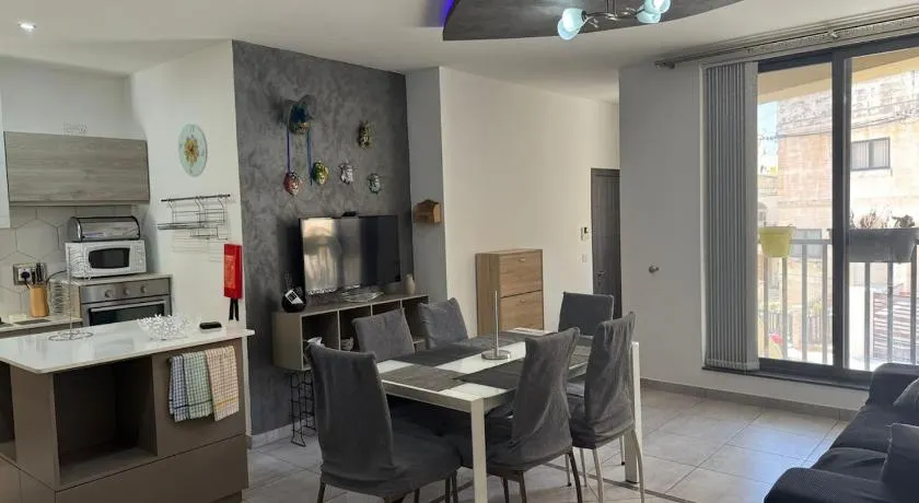 3 Bedroom Prime Location Near University - Image 1