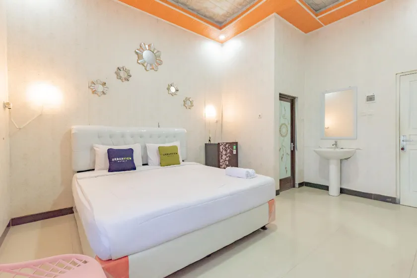 Urbanview Hotel Rifal Home Tegal - Image 1