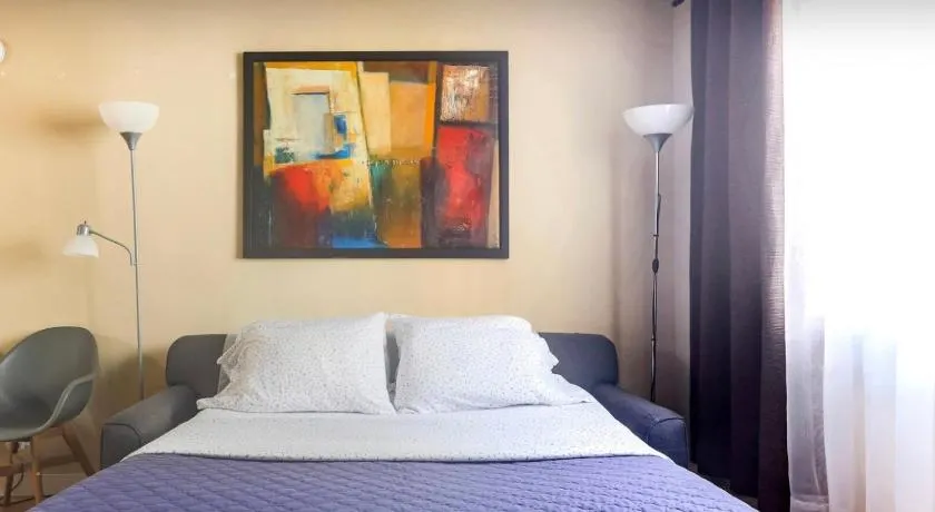Private Rooms in a 2 Bedroom Condo Downtown Central Edmonton Non Smoking - Image 1