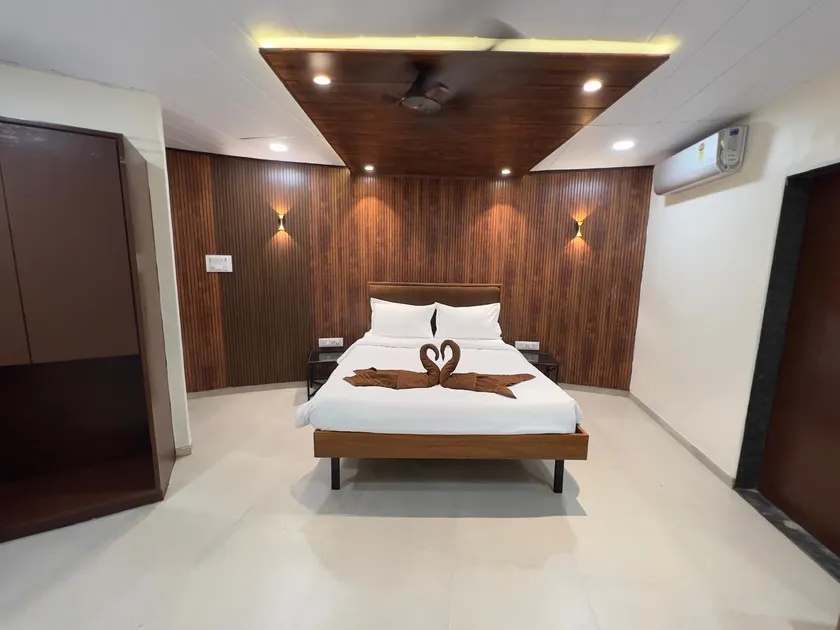 Roofyard Villa - Image 1