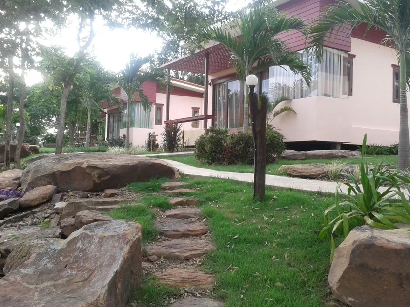 Raisubsomboon Resort - Image 1