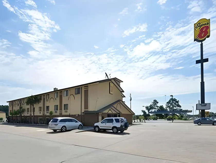 Super 8 by Wyndham Brunswick/St Simons Island Area - Image 1
