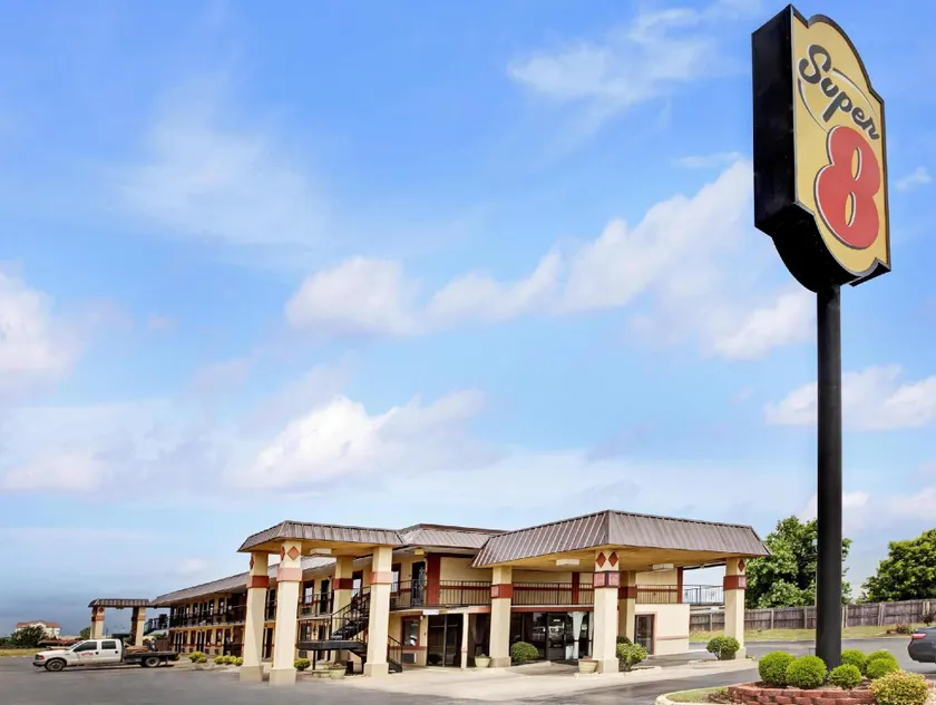 Super 8 by Wyndham Shawnee - Image 1