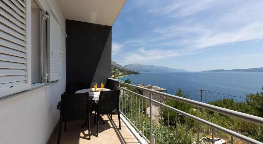 1 Bedroom Pet Friendly Apartment In Omis - Image 1