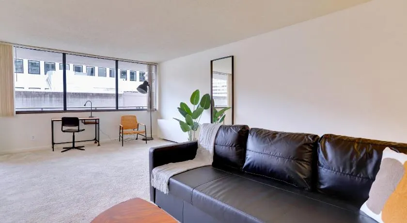 Apartment Near to Metro Station at Crystal city - Image 1