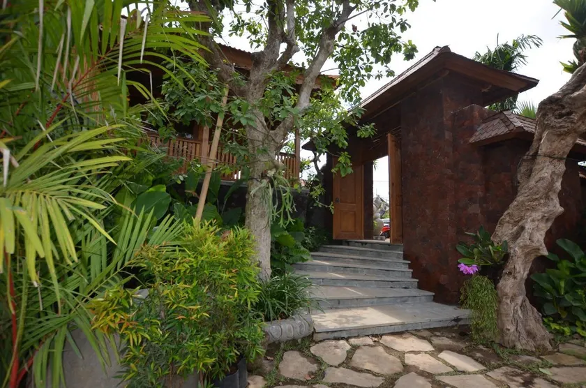 Taulan Villa and Restaurant - Image 1