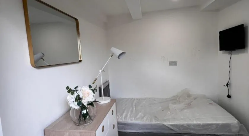 Lovely Timber Lodge Ensuite room in Corby Town centre NN17 - Image 1