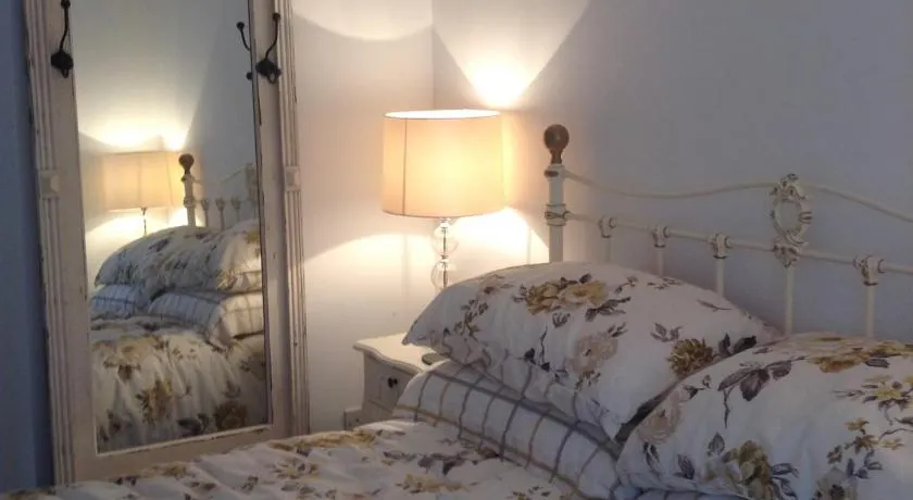Cosy Coastal Lodge Walk to Beach Free Parking - Image 1