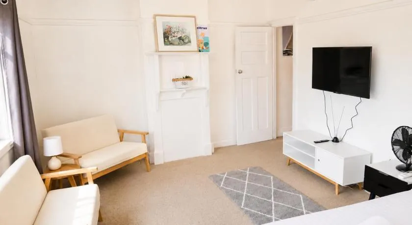 Cosy 3 Bedroom Apartment In Trendy Haberfield - Image 1