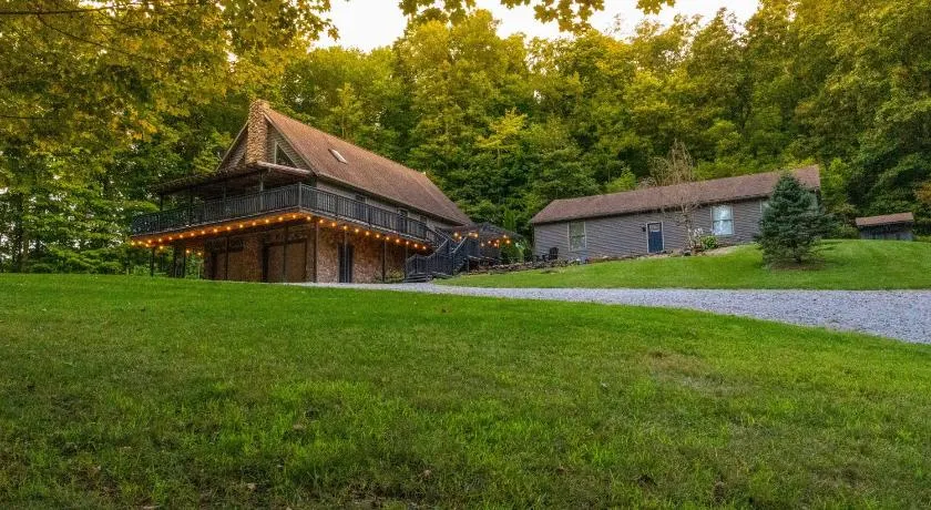 ‘Shady Point Retreat’ w/ Hot Tub & Pickleball! - Image 1