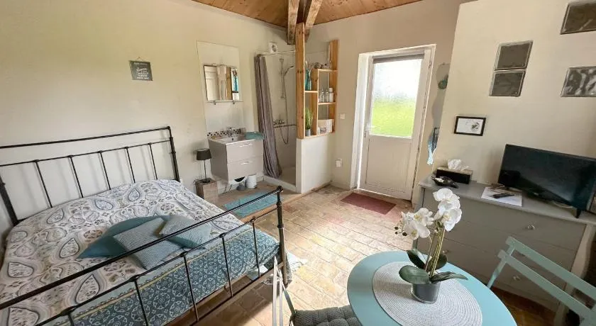 Maisonnette indépendante au calme, grand jardin ombragé dans la plaine agricole - Image 1