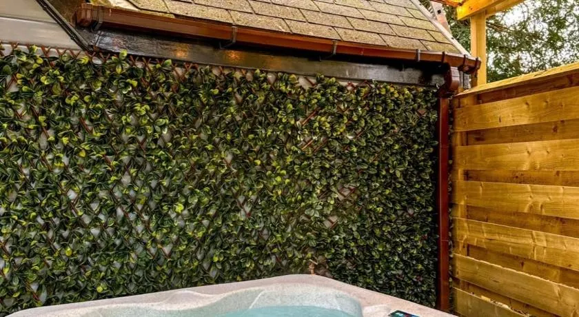 Danu 1A -Hot Tub-Perth-Pet Friendly-Luxury-Romantic - Image 1